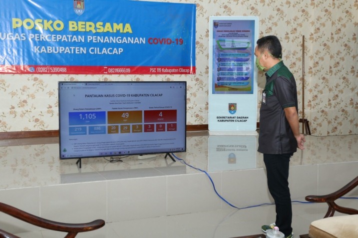 Wabup Cilacap melihat layar monitor yang berisi informasi terkait perkembangan virus Corona di Kabupaten Cilacap.