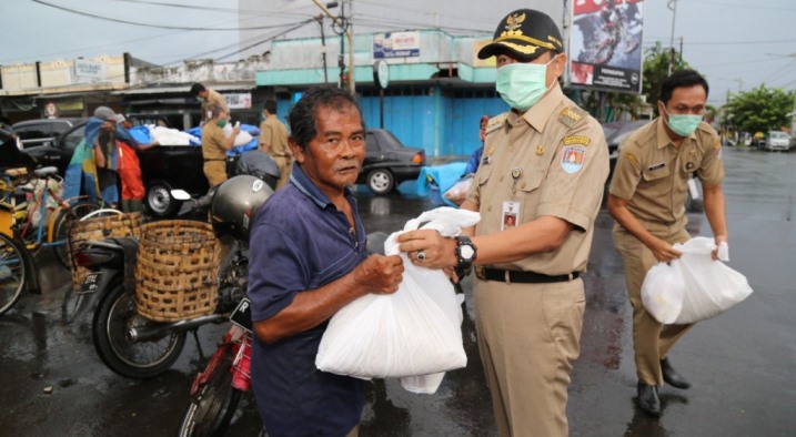 Bupati Cilacap Tatto Suwarto Pamuji menyerahkan bantuan paket sembako secara langsung kepada masyarakat terdampak.
