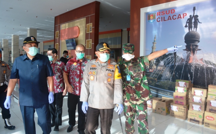 SAMBANGI RSUD : Kapolres Cilacap bersama Dandim 0703 dan Ketua DPRD Cilacap menyambangi RSUD Cilacap. (Wagino)