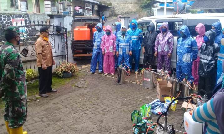 DISINFEKTAN: Petugas siap melaksnakan penyemprotan disinfektan secara serentak di wilayah Desa Sumpinghayu Kecamatan Dayeuhluhur, Selasa (21/4).