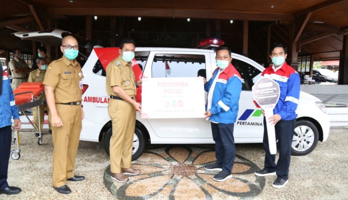 SERAHKAN BANTUAN : GM Pertamina RU IV Cilacap Joko Pranoto menyerahkan satu unit ambulance kepada Pemkab Cilacap yang diterimakan kepada Bupati. (Istimewa)