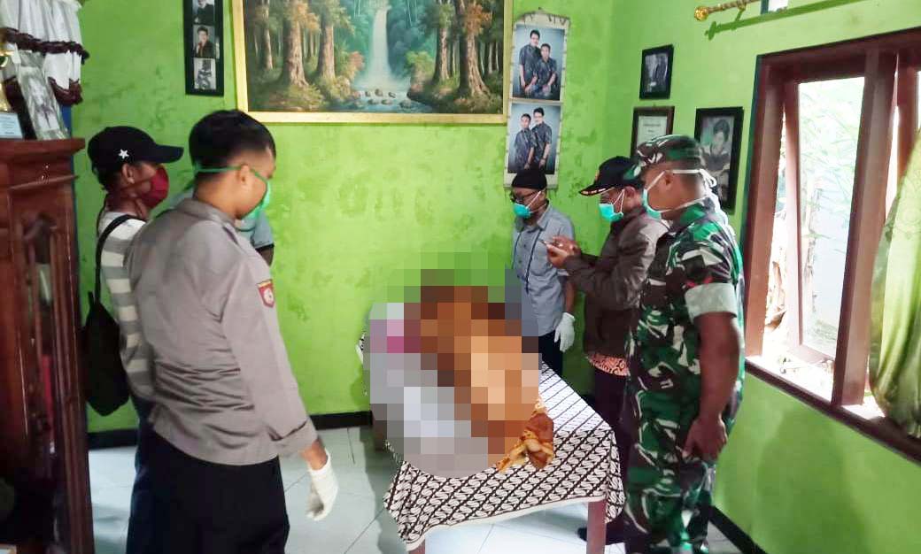 KORBAN : Petugas Polsek Bantarsari dan Babinsa setempat memeriksa korban tenggelam di Bendung Kebogoran, sungai Cimeneng. (IStimewa)