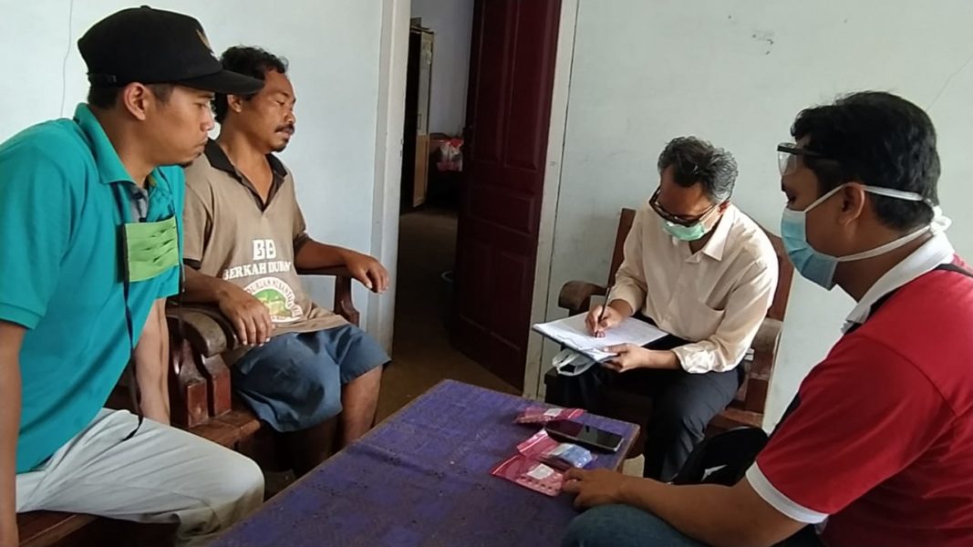 BERKUNJUNG: dokter spesialis jiwa dr Seno Bayu Aji Sp KJ melakukan tindakan mendatangi pasien gangguan jiwa di Banjarnegara