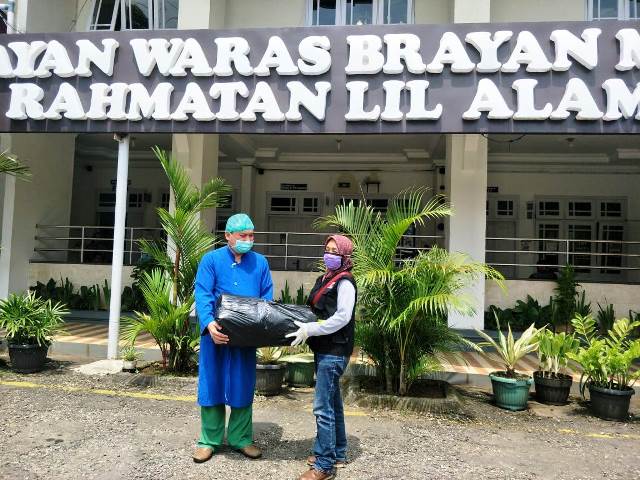 BANTUAN : Pegiat media sosial sekaligus pengurus Sedulur Info Cegatan Banjarnegara memberikan donasi APD kepada pihak Rumah Sakit Islam Banjarnegara. Sebagai bentuk kepedulian dan dukungan kepada tenaga medis di Banjarnegara.