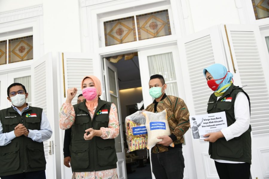 : Ketua Umum Jabar Bergerak Atalia Ridwan Kamil secara simbolis menerima bantuan 1.000 paket sembako dari Paguyuban Hegarmanah, di Gedung Pakuan, Kota Bandung, Kamis (2/4/20). (Foto: Humas Jabar)