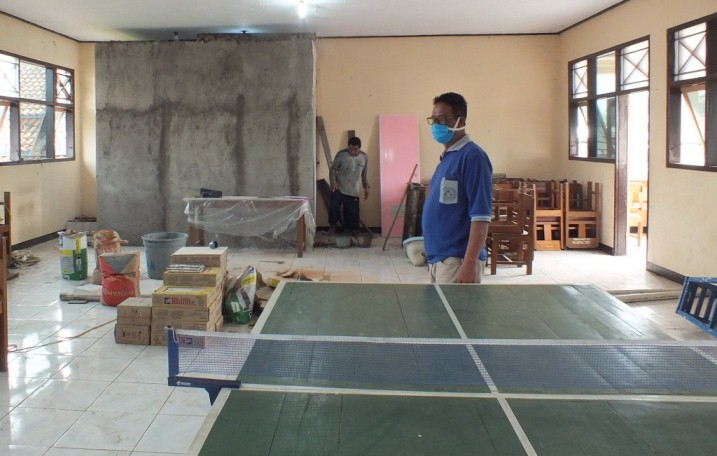 KARANTINA : Aula Kantor Desa Cimanggu Kecamatan Cimanggu direnovasi menjadi tempat Karantina warga yang mudik atisipasi ODP Penyebaran Covid 19. Sabtu (17/5)/TASLIM INDRA