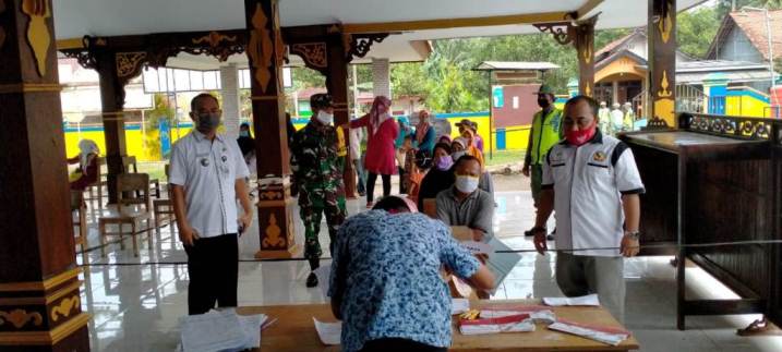 ANTRE : Penyaluran KKS di Desa Karangreja Kecamatan Cimanggu berjalan lancar dan aman, Jumat (8/5)/TASLIM INDRA