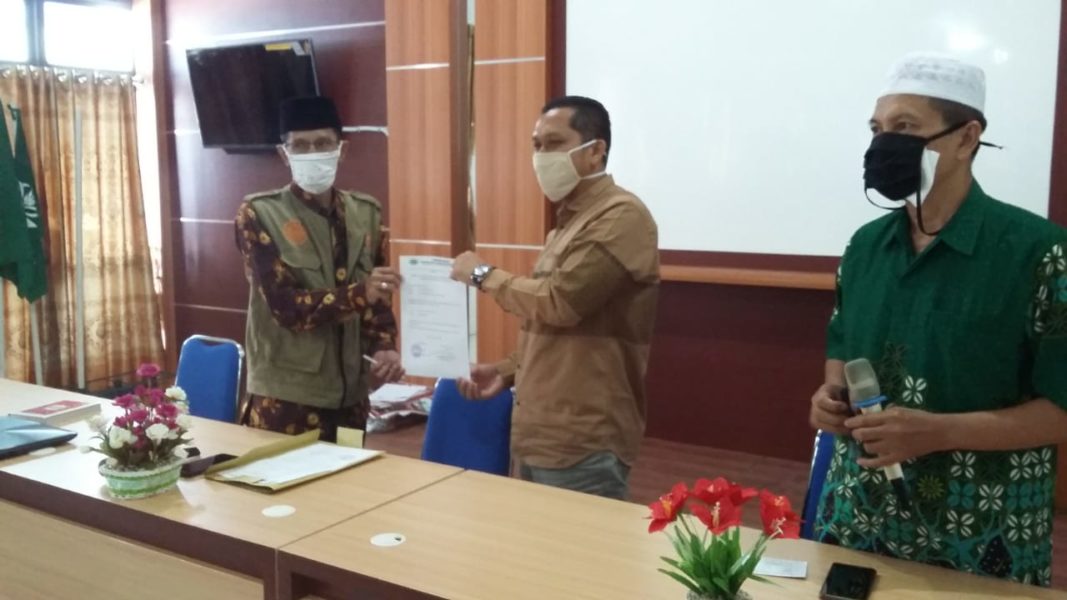 SERAHKAN KESEPAKATAN: Penyerahan kesepakatan ditandai dengan penanda tanganan penyerahan dari Pimpinan Cabang Muhammadiyah (PCM) kepada Camat Majenang di SMK Muhammadiyah, Kamis (7/5) kemarin.
