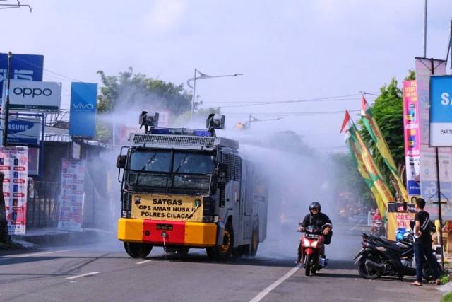 PENYEMPROTAN : Kendaraan Armor Water Canon milik Polres Cilacap menyemprotkan cairan disinfektan di sepanjang jalan protokol di wilayah Kota Cilacap untuk mencegah dan memutus mata rantai penyebaran COVID-19. (Istimewa)