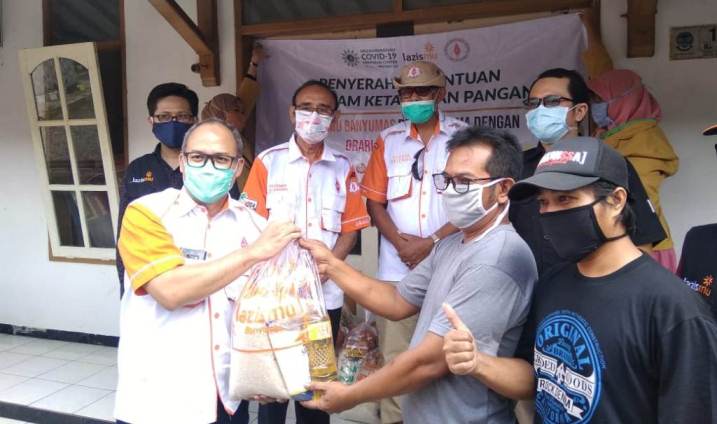 BANTUAN: Penyerahan bantuan sembako oleh ketua ORARI Banyumas, dr Rifqy kepada warga Pasir Kecamatan Karanglewas.