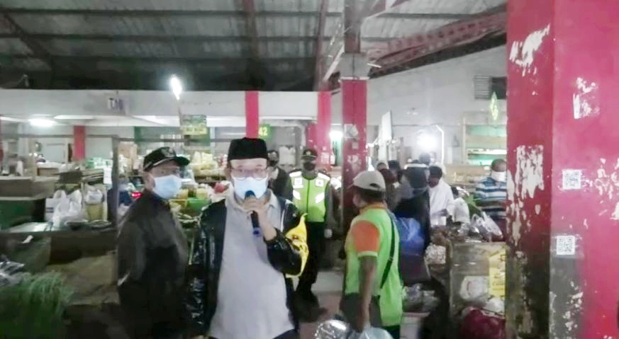 Bupati Banyumas Achmad Husein bersama Wakil Bupati Sadewo Tri Lastiono, Rabu (13/5) memantau penggunaan masker di Pasar Wage sekitar pukul 03.00 WIB dini hari. 