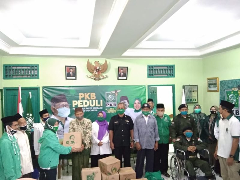 Siti Mukaromah selaku Ketua DPC PKB Banyumas dan Anggota DPR RI memberikan bantuan berupa paket sembako dan  alat pelindung diri (APD) bagi rumah sakit dan tenaga medis, Minggu (17/5).