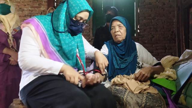 FOTO: Dokter Minachun Syania saat membantu warga yang membutuhkan pertolongan di Banjarnegara.
