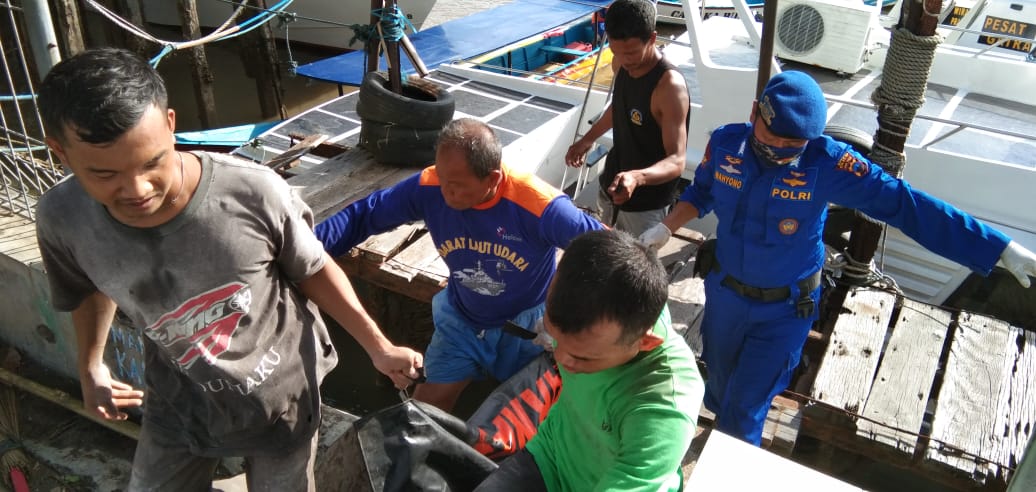 EVAKUASI : Petugas Sat Polair dibantu nelayan mengevaluasi jasad laki-laki tanpa identitas yang ditemukan mengambang di perairan Bengawan Donan. (Istimewa).