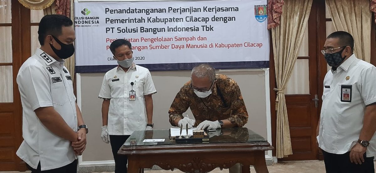 Direktur Manufaktur PT SBI Tbk Lilik Unggul Raharjo menandatangani kerjasama pengelolaan sampah dan pengembangan sumber daya manusia antara Pemkab Cilacap dan PT SBI disaksikan oleh Wakil Bupati Cilacap dan sejumlah pejabat setempat.