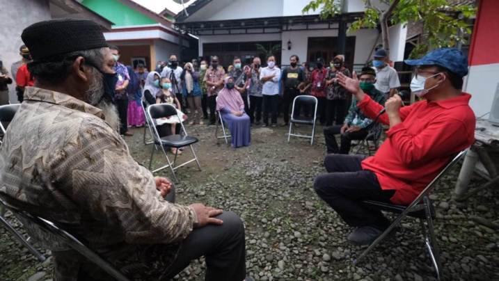 BERBNCANG: Bupati Banyumas Achmad Husein saat bertemu warga RT 7 RW 4 Kelurahan Kober, Purwokerto Barat, yang sudah dinyatakan sembuh dari Covid-19.