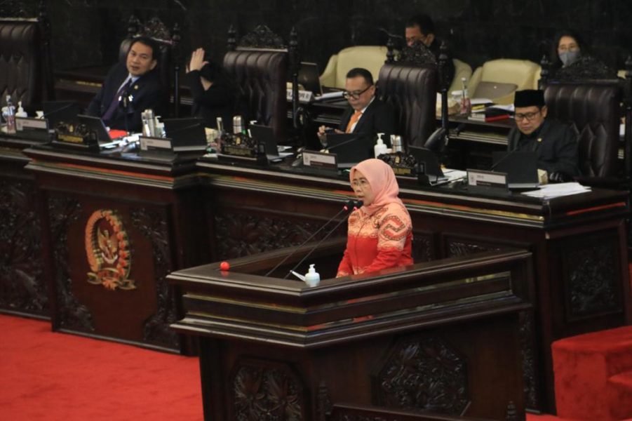 Siti Mukaromah saat membacakan pandangan Fraksi PKB dalam Rapat Paripurna Atas Keterangan Pemerintah Terkait Kerangka Ekonomi Makro dan Kebijakan Fiskal APBN Tahun Anggaran 2021, Senin (15/6).