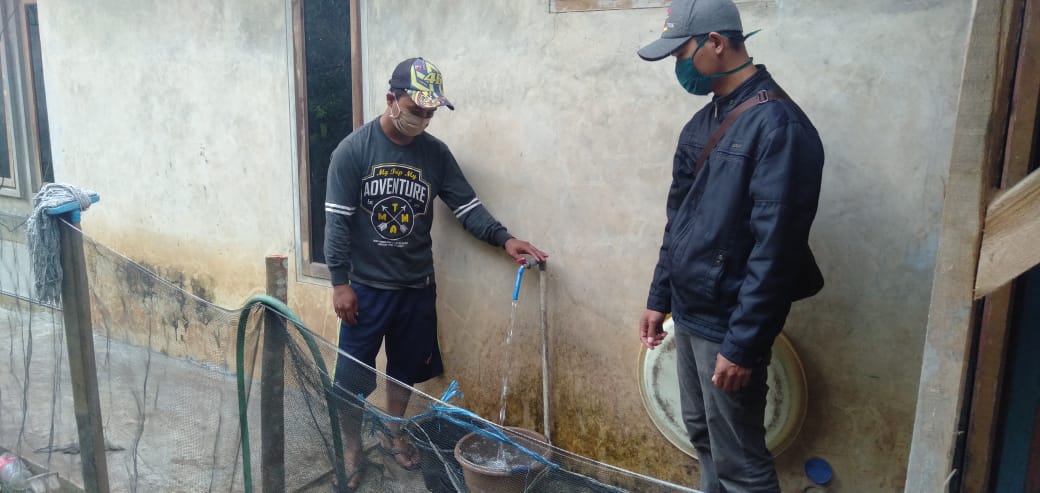 AIR BERSIH: Warga Dusun Sikluk Desa Matenggeng Kecamatan Dayeuhluhur mengambil air bersih, Senin (15/6)/TASLIM INDRA