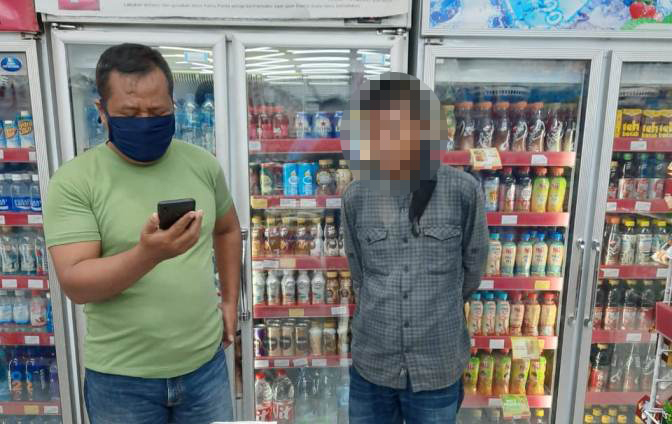 DITANGKAP : Satu pengutil berhasil ditangkap saat beraksi di Alfamart Padangjaya, Majenang. (Istimewa)