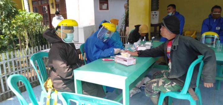 PERIKSA : Warga Desa Panulisan Timur Kecamatan Dayeuhluhur menjalani pemeriksaan rapid diagnotic tes, Senin (8/6)/TASLIM INDRA