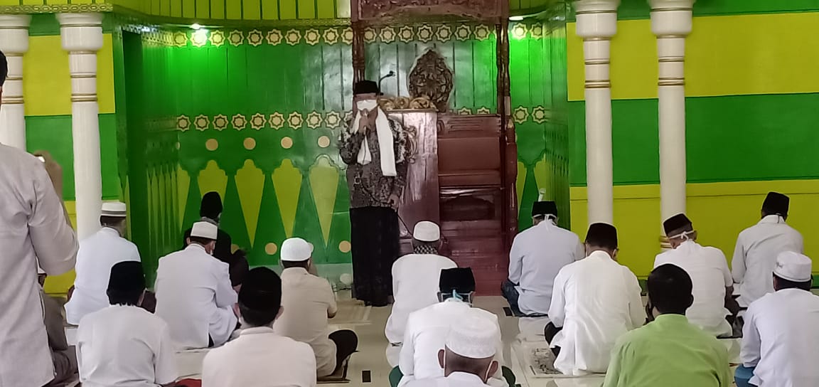 Bupati Banyumas Achmad Husein mengunjungi Masjid Mamba'ul Ulum Desa Ajibarang Kulon Kecamatan Ajibarang.