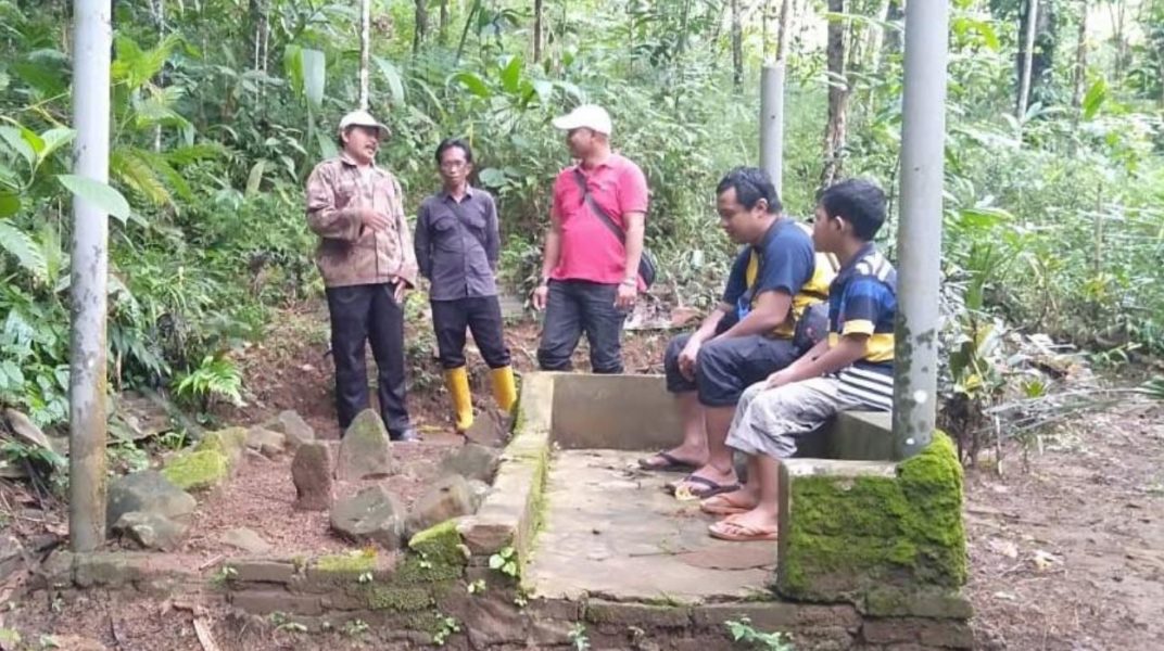 MAKAM TOKOH : Tim dari Balai Bahasa Provinsi Jawa Tengah didampingi narasumber sejarah saat melakukan penelitian di situs-situs yang menjadi legenda di Dayeuhluhur, Selasa (7/7)/TASLIM INDRA