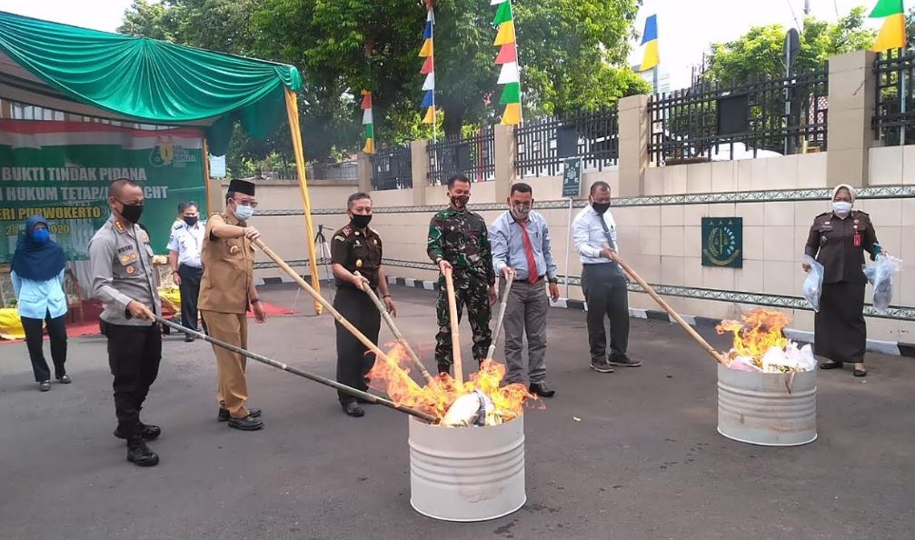Caption: Pejabat Forkompimda Banyumas dan Kajari Purwokerto membakar sejumlah barang bukti hasil sitaan Kejaksaan Negri Purwokerto.