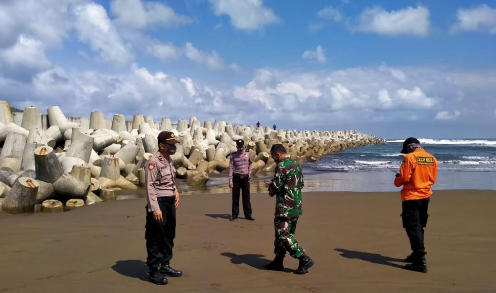 PEMCARIAN : Lokasi korban dihantam ombak besar dan terseret hilang hanyut saat sedang foto selfie di pemecah gelombang di pantai Congot, Jetis, Nusawungu. (Istimewa)