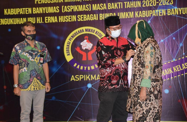DIKUKUHKAN : Bupati Banyumas Achmad Husein mengukuhkan Erna Husein sebagai bunda UMKM Kabupaten Banyumas, di RM Oemah Daoen Purwokerto.