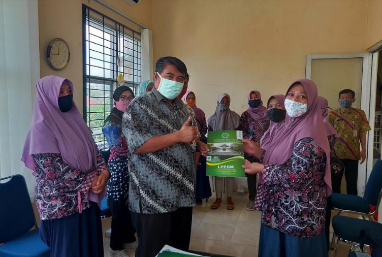 SERTIFIKAT HALAL : Sebanyak 10 UMKM yang telah diusulkan Disperindagkop UKM Kabupaten Banjarnegara akhirnya bisa menerima sertifikat halal, Kamis (16/7)
