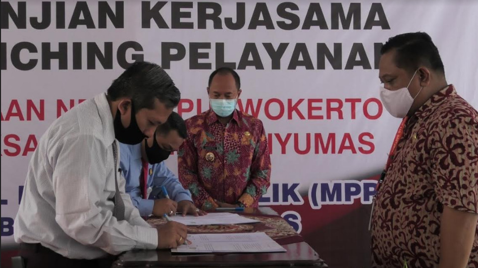 KERJA SAMA : Penandatanganan MoU layanan konsultasi hukum gratis dan pembayararan tilang antara Kejari Banyumas dan Purwokerto, serta DPPMPTSP Banyumas.