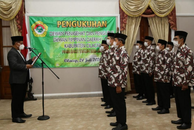 LANTIK : Ketua DPW LDII Provinsi Jawa Tengah mengukuhkan Dewan Penasehat dan pengurus DPD LDII Kabupaten Cilacap. (Istimewa)