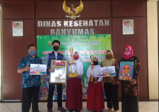 JUARA : Vonetta Carissa Dzakirah dari SD Negeri 1 Kebanggan Kecamatan Sumbang Kabupaten Banyumas berhasil menjadi juara pertama lomba lukis poster kesehatan.