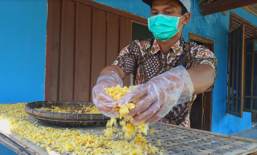 UKM: Anggota Kelompok Tani Gayam Sari Desa Brebeg Kecamatan Jeruklegi menjemur jagung yang telah digiling menjadi emping. (Wagino)