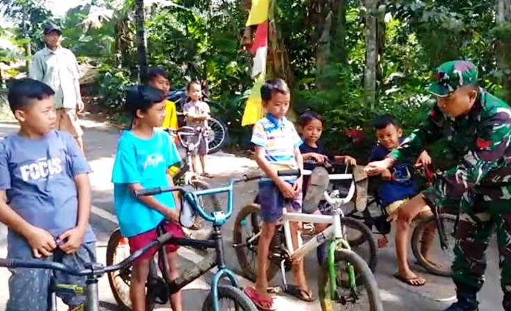 MAIN SEPEDA : Anak-anak di Desa Petahunan mulai bisa bermain sepeda di atas jalan baru yang sudah dibeton hasil TMMD Reguler 108 Kodim 071 Banyumas.