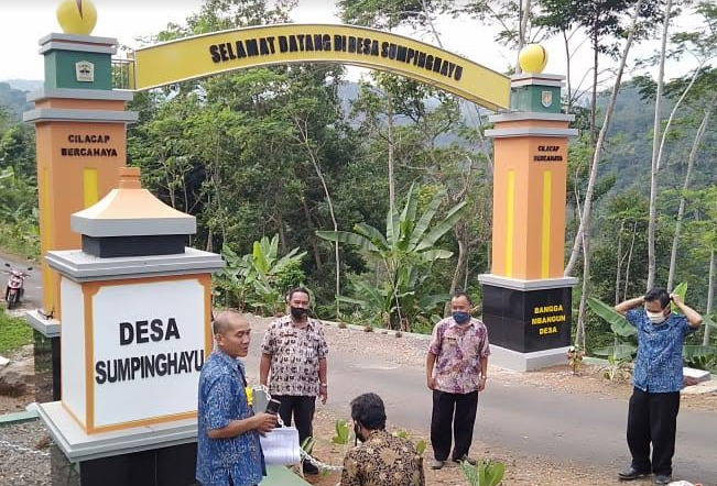 MONITORING : Tim monitring dan evaluasi Kecamatan Dayeuhluhur saat melakukan peninjauan pembangunan taman gapura Desa Sumpinghayu Kecamatan Dayeuhluhur, Rabu (7/1)/TASLIM INDRA