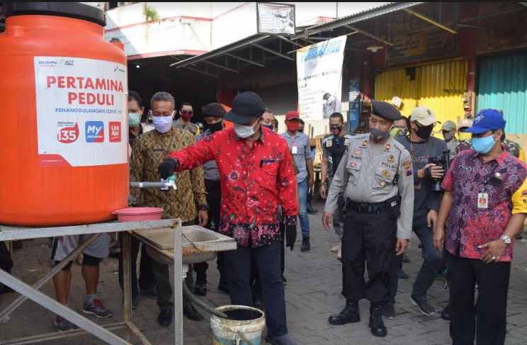 SIDAK : Bupati Banyumas, Achmad Husein melakukan sidak ke Pasar Wage Purwokerto Selasa (14/7) pagi.