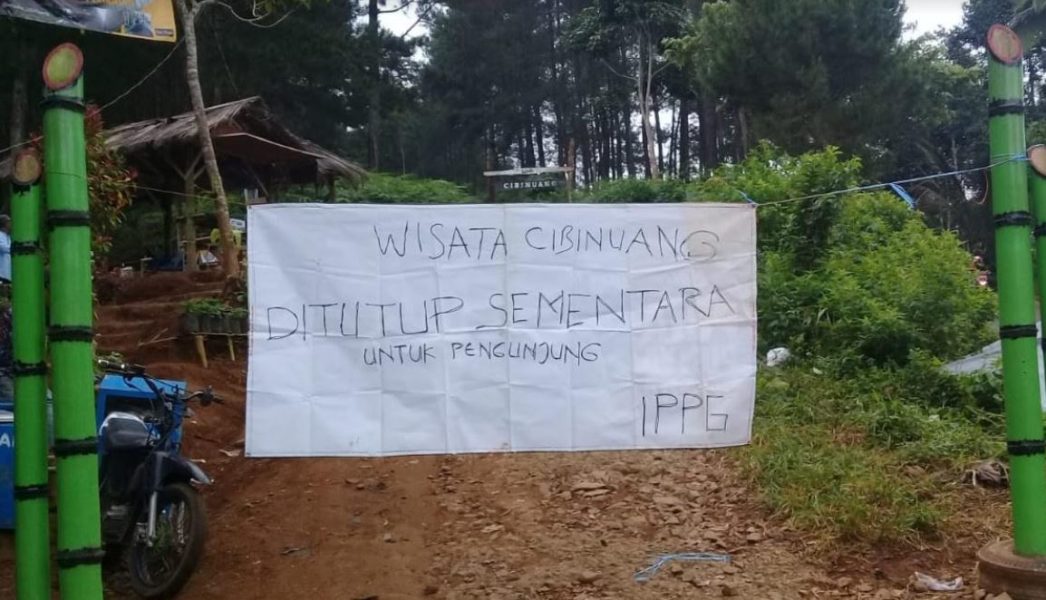 DITUTUP : Pintu gerbang akses menuju bbyek Wisata Cibinuang Dusun Gununggeulis Desa Tambaksari Kecamatan Wanareja di tutup sementara. TASLIM INDRA