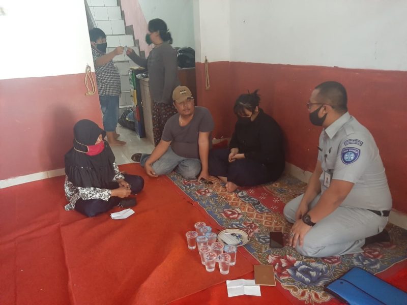 Kepala Kantor Pelayanan Jasa Raharja Wangon Listman Andwi Angkawidjaya saat mengunjungi rumah korban, Selasa (18/8).