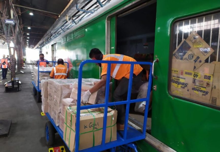 KIRIM BARANG : Rail Express merupakan produk jasa pengiriman barang yang dikelola oleh PT KAI menggunakan Kereta Bagasi.