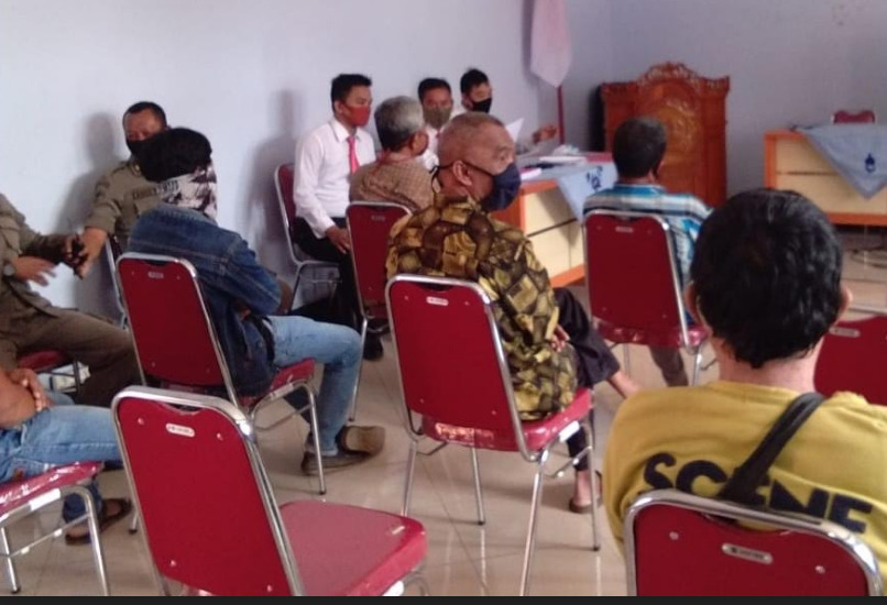 DISIDANG : Masyarakat yang terjaring razia tidak menggunakan masker disidang di Aula Kecamatan Wangon, Jumat (28/8).