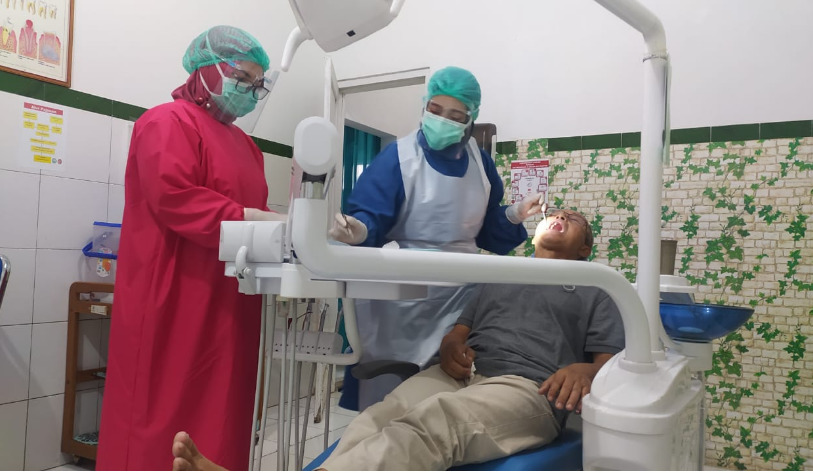 TANGANI PASIEN: Dokter Amel saat melayani pasien lengkap dengan protokol kesehatan di RS Islam Banjarnegara.