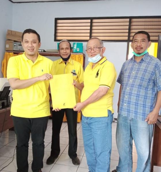 MENDAFTAR : Wakil Ketua DPRD Cilacap Sindy Sakir mendaftarakan diri sebagai calon Ketua DPD Partai Golkar Cilacap. (Istimewa)
