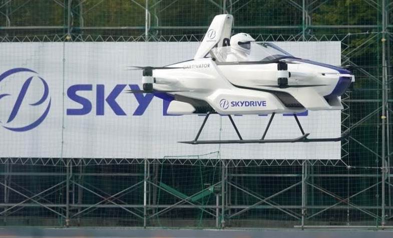 UJI COBA : Perusahaan Sky Drive Inc melakukan ujicoba mobil terbang di depan publik. Mobil yang diberi nama SD-03 itu terbang sekitar empat menit