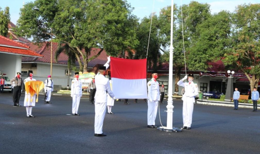 PIMPIN UPACARA : Bupati Cilacap memimpin Upacara Peringatan Detik-detik Proklamasi Hari Ulang Tahun Ke 75 Kemerdekaan Republik Indonesia di halaman pendapa Wijayakusuma Sakti. (Wagino)