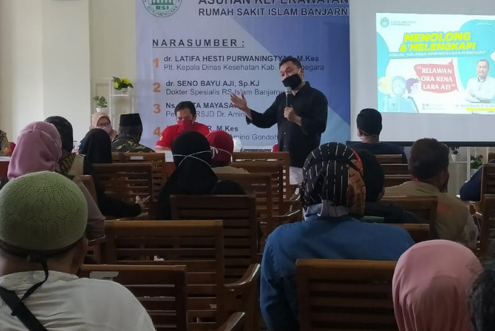 RELAWAN: Relawan di Banjarnegara, siap membentuk sekolah relawan, untuk menambah keilmuan, pengetahuan dan sinergi dalam menolong warga yang butuh bantuan di Banjarnegara. Salah satu diskusi relawan komunitas Banjarnegara di RS ISlam Banjarnegara.