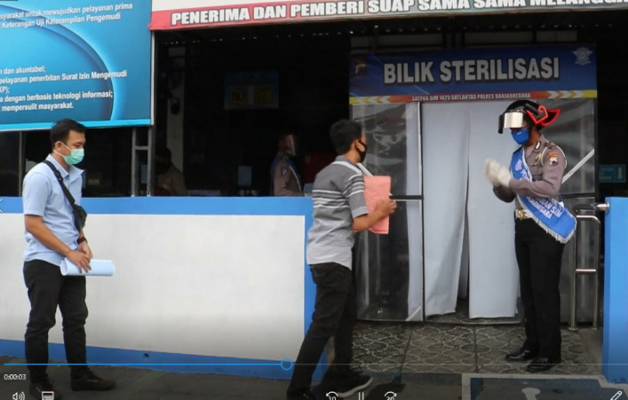 SUHU : Petugas di salah satu sudut Polres Banjarnegara menggunakan helm Gatotkaca Thermal inovasi karya Polres Banjarnegara dan RS Islam Banjarnegara.