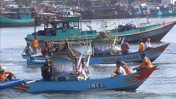 DILARUNG : Dua perahu nelayan membawa jolen meninggalkan dermaga PPSC, hendak dilarung di Laut Selatan. (Wagino)