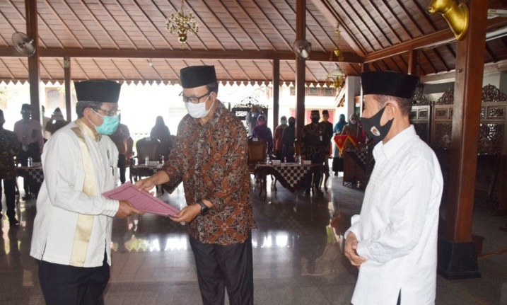 Pengurus Majelis Ulama Indonesia (MUI) Kabupaten Banyumas masa khidmat 2020-2025 resmi dilantik, di Pendopo Sipanji Purwokerto, Jumat (11/9).