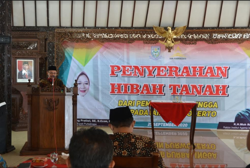 TERIMA HIBAH : Rektor IAIN Purwokerto, KH Moh Roqib MAg saat menerima hibah dari Pemkab Purbalingga Jumat (25/9) di Pendopo Dipokusumo.